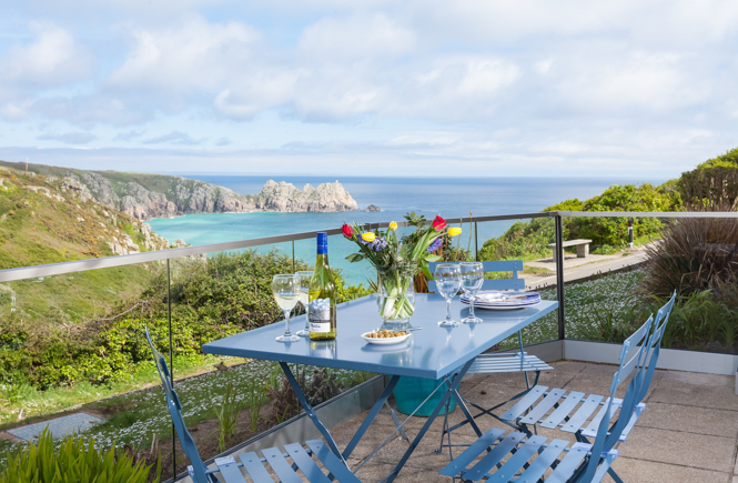 Beautiful apartment with sea views in Porthcurno