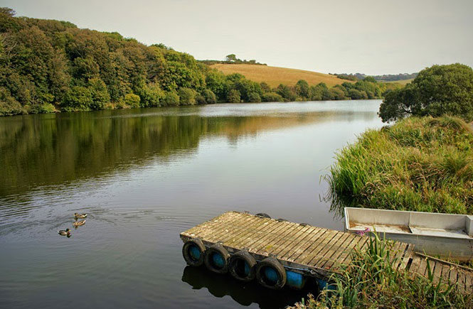 The idyllic Porth Reservoir near Newquay, perfect for walking