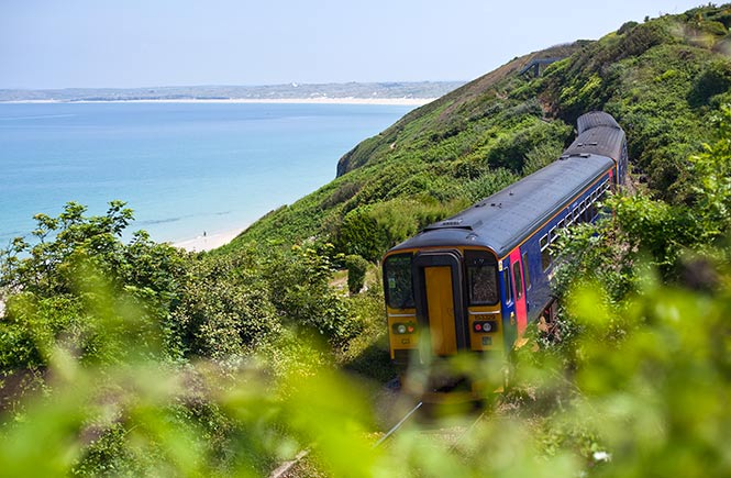 Scenic-train-journey,-St-Ives