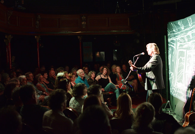 Steve-Knightley-and-crowd