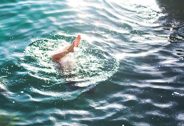 Wild swimming at Goldiggins Quarry, Cornwall - the girl outdoors