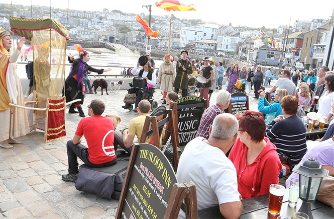 Street theatre on St Ives harbour