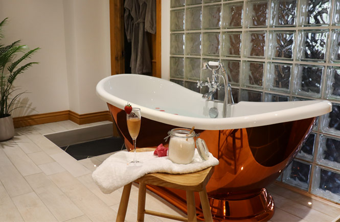 Copper bath at The Fern, holiday cottage in Bude