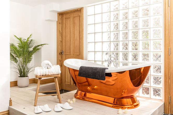 Copper bathtub in luxury cottage in Bude.