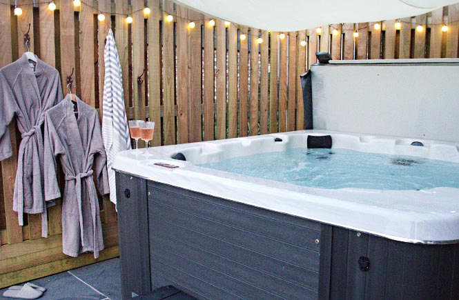 Hot tub at The Fern, holiday cottage in Bude