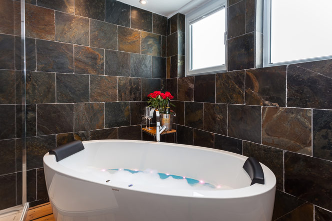 Jacuzzi bath in romantic cottage in St Ives, Cornwall